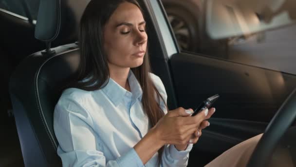 Unavený rozrušený obavy úzkost běloška žena řidič žena dívka sedět v autě auto businesswoman frustrovaný uvnitř automobilu držení mobilního telefonu stresu obchodní problém špatné zprávy problémy stresové zprávy - Záběry, video
