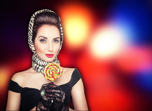Όμορφη γυναίκα σε ρετρό pin επάνω στυλ με lollipop με το φωτε - Φωτογραφία, εικόνα
