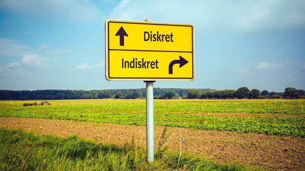 Una imagen con una señal apuntando en dos direcciones diferentes en alemán. Una dirección apunta a Discreto, la otra apunta a Indiscreto. - Foto, imagen