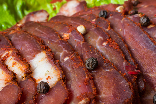 Řezané kousky uzeného masa s hlávkovým salátem a pepř - Fotografie, Obrázek