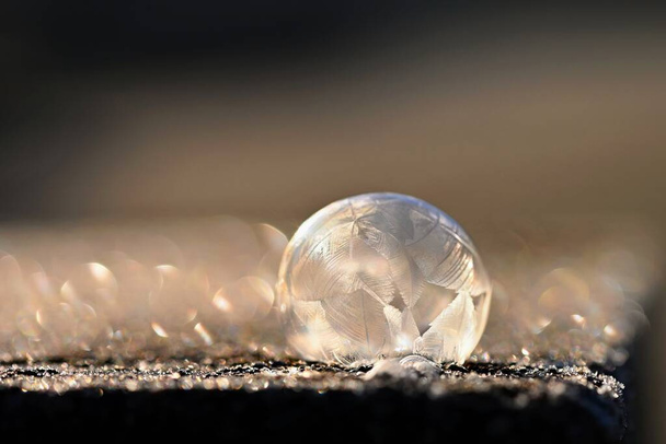 美しいアイスバブル。 マクロは冬の自然を撮影した. 凍った氷と冷凍水. - 写真・画像