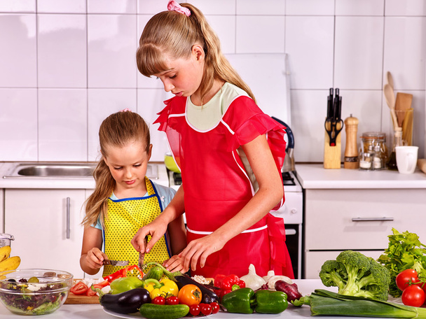 Kinder kochen in der Küche. - Foto, Bild