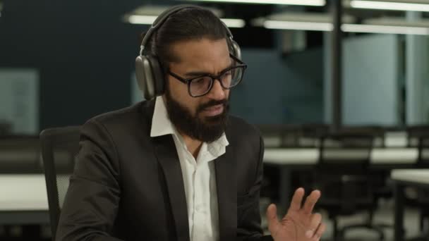 Indiai üzletember fülhallgató Arab üzletember video konferencia chat laptop beszél tárgyalni vállalati kommunikáció webkamera laptop számítógép férfi toborzó interjú távoli online irodában - Felvétel, videó