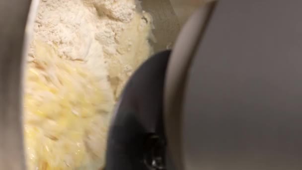 VERTICKÉ VIDEO Elektrický míchač stojanů kombinuje ingredience a vytváří těsto při výrobě domácího chleba. Elektronický mixér hnětne těsto. Domácí pekařský koncept. Vysoká kvalita - Záběry, video