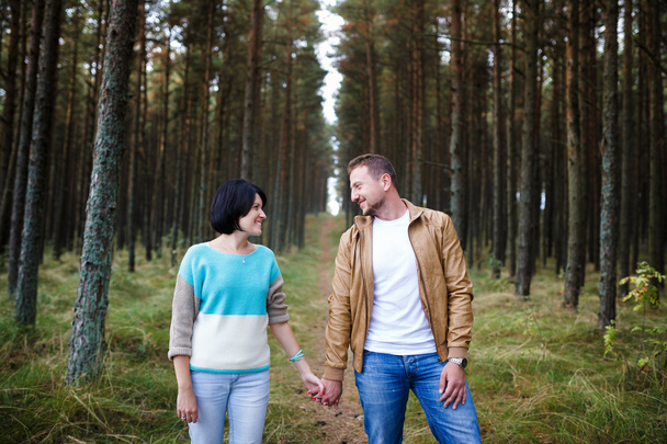 Happy couple in a pine forest - Zdjęcie, obraz