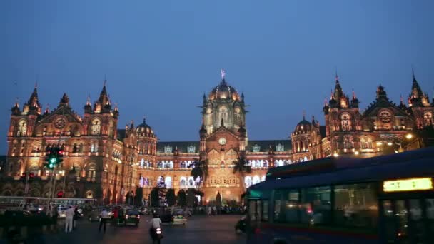 Chhatrapati Shivaji Terminus (Cst) voorheen Victoria Terminus in Mumbai, India is een Unesco World Heritage Site en historische station dat als het hoofdkantoor van de Central Railway fungeert. - Video