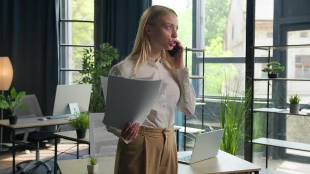 Stres šílený naštvaný běloška businesswoman mluvit telefon mobilní v kanceláři otrávený podrážděný šéf obchodní zaměstnavatel šéf žena mluví hádka problém s dokumenty chyba křičet hádka konflikt - Záběry, video