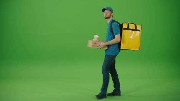 Hombre de entrega de pantalla verde en uniforme amarillo con mochila térmica trae cajas de pizza, café. Deliveryman Worker Entregar pedido en línea Cliente. Mensajero en el camino para entregar el pedido al cliente - Imágenes, Vídeo