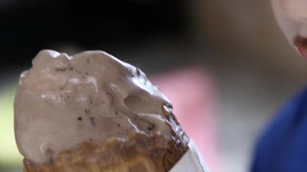 child eating a chocolate ice cream cone - Video, Çekim
