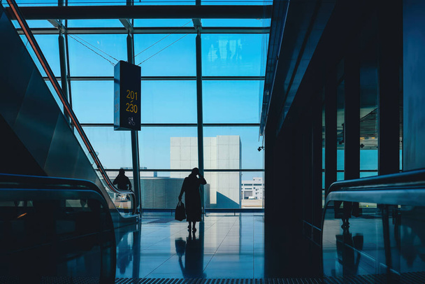 терминал Интерьер международного аэропорта Гонконга Ноябрь 25 2023 - Фото, изображение