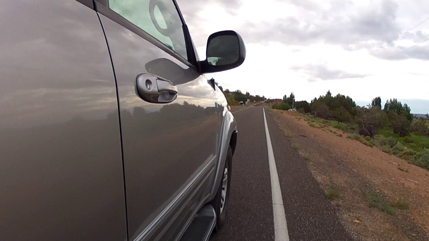 Jazdy wzdłuż drogi SUV - Materiał filmowy, wideo