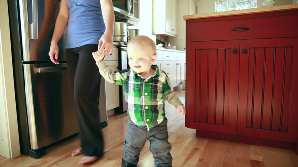 menino andando em seus pais sapatos
 - Filmagem, Vídeo