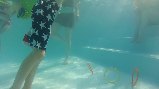 Chlapec, potápění pro kroužky - Záběry, video