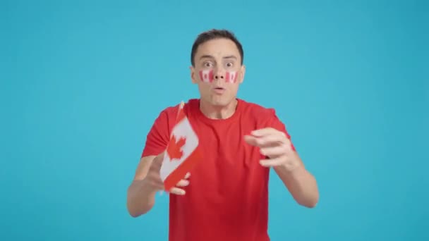 Video in studio met chroma van een man zwaaiend met een Canadese vlag boos op een scheidsrechter beslissing - Video