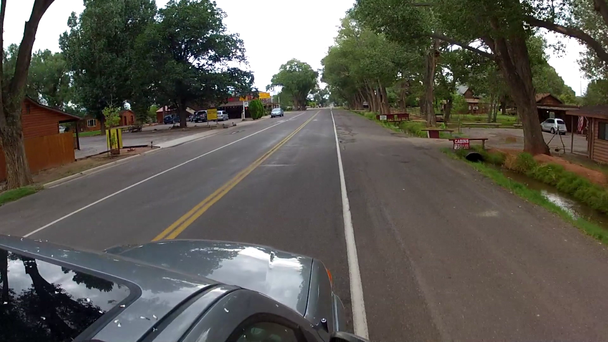 Geländewagen fährt auf einer Straße - Filmmaterial, Video