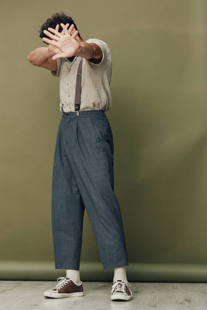 ブルーホワイト自信を持って美容カジュアルモデルファッショナブルなライフスタイルビジネスマンのコンセプトシャツの背景デザイン若い男性の人物服スタンド男性ジーンズビジネススタイルの慎重な - 写真・画像