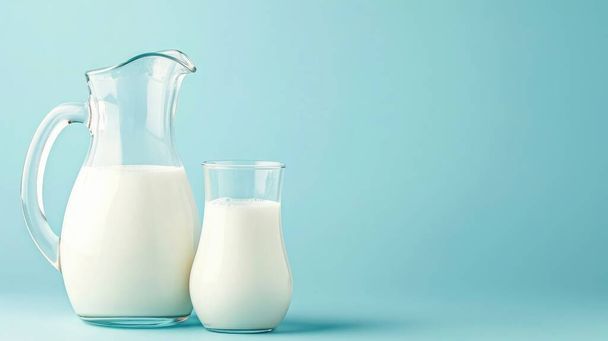 copo de leite, um jarro de leite no fundo azul. O conceito de produtos lácteos agrícolas, dia do leite. Espaço de cópia. - Foto, Imagem