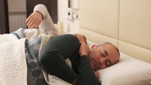 Vidéo d'un heureux couple homosexuel masculin dormant détendu à la maison - Séquence, vidéo