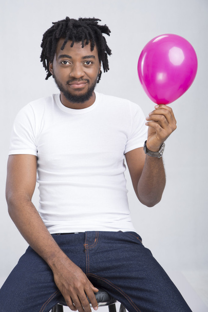 Mann mit rosa Luftballon - Foto, Bild