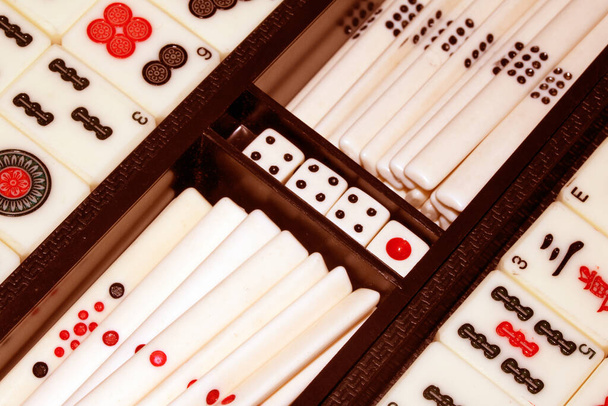 Un Mahjong o mah-jongg pezzi di gioco e dadi Close Up - Foto, immagini