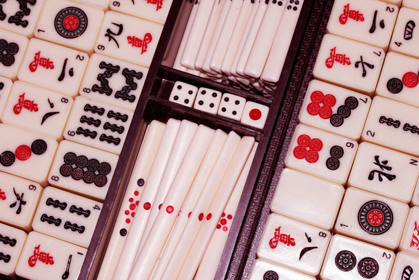 Ein Mahjong oder mah-jongg Spielsteine und Würfel aus nächster Nähe - Foto, Bild