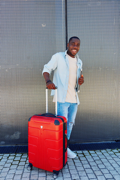 Mies henkilö aikuinen nuori muotokuva matkatavarat matka loma yksi tausta turisti mies muoti kaveri laukku matkalaukku komea onnellinen moderni matkailija elämäntapa - Valokuva, kuva