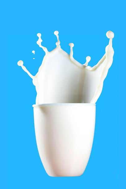 Glas melk met spatten geïsoleerd op blauwe achtergrond - Foto, afbeelding