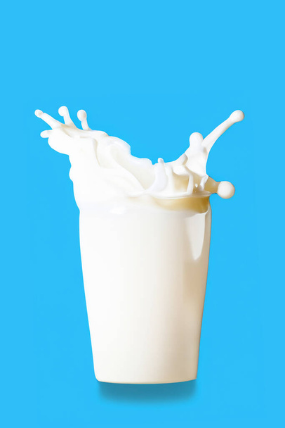 Mavi arka planda izole edilmiş bir bardak süt. - Fotoğraf, Görsel