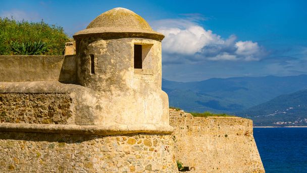 La Citadelle in Ajaccio, Alte Steinfestung und Sandstrand auf Korsika, Frankreich - Foto, Bild