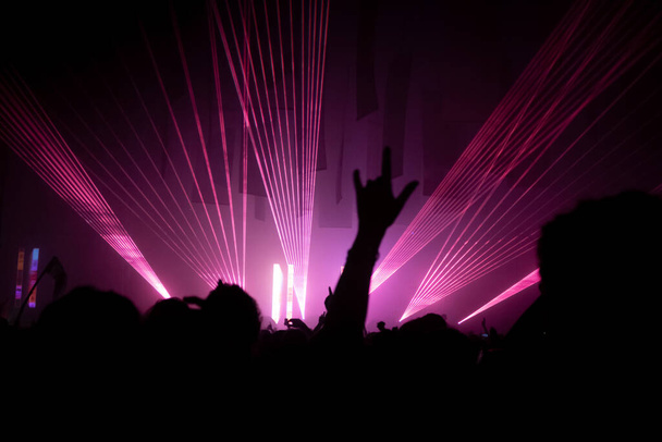 Lasers σε ένα μουσικό φεστιβάλ με χέρια στον αέρα - Φωτογραφία, εικόνα