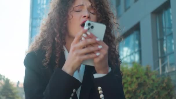Boldog üzleti nő lány kaukázusi nő győztes üzletasszony kiabál igen csók telefon ünneplik jó hír kap okostelefon csoda nyertes online mobil lottó izgalom érzelmek a városban szabadban - Felvétel, videó