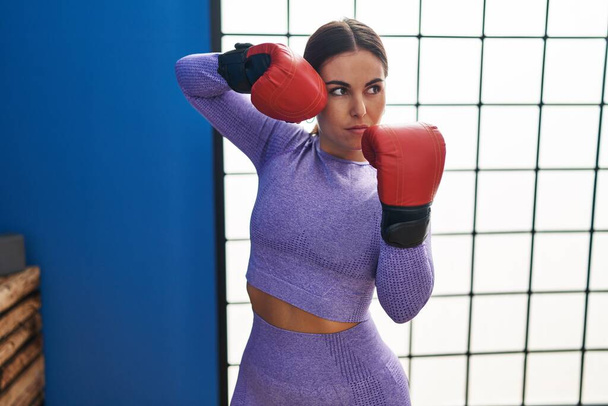Jonge mooie latino vrouw boksen bij sportcentrum - Foto, afbeelding