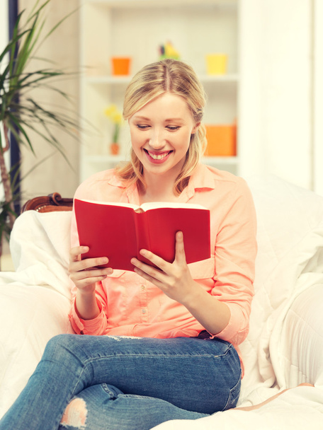 happy and smiling woman with book - Foto, afbeelding
