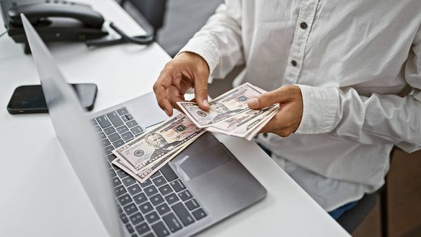 Mãos de homem de negócios hispânicos ocupados contando riqueza dólar dentro de casa; o escritório se torna um hub para o sucesso - Foto, Imagem