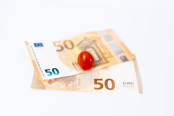 Tomate sur billets de banque. Hausse des prix alimentaires due à la guerre en Ukraine - Photo, image