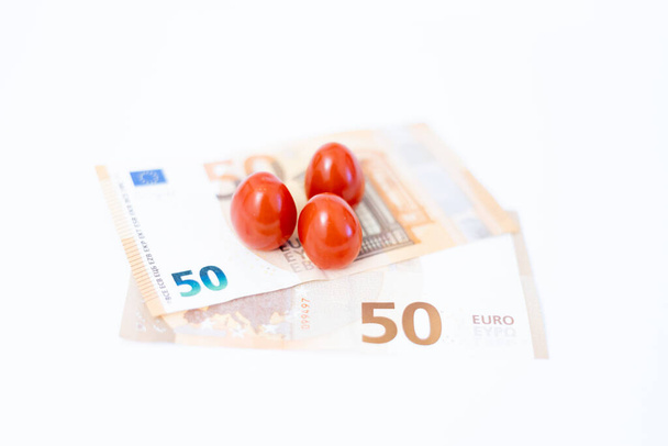Tomates sur billets de banque. Hausse des prix alimentaires due à la guerre en Ukraine - Photo, image