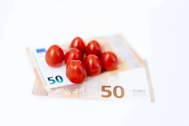 Tomates sur billets de banque. Hausse des prix alimentaires due à la guerre en Ukraine - Photo, image