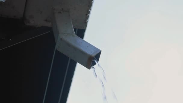 L'acqua piovana esce dallo scarico dal tetto della casa o dalla grondaia - Filmati, video