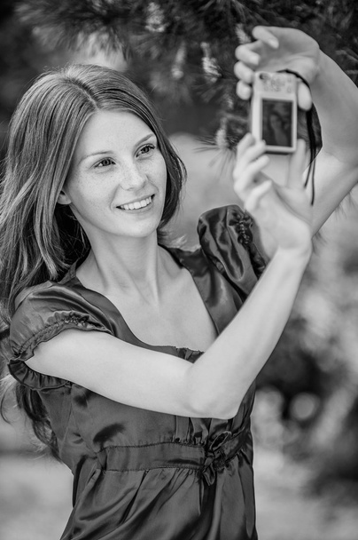 rudowłosa, uśmiechnięta młoda kobieta sfotografowany - Zdjęcie, obraz