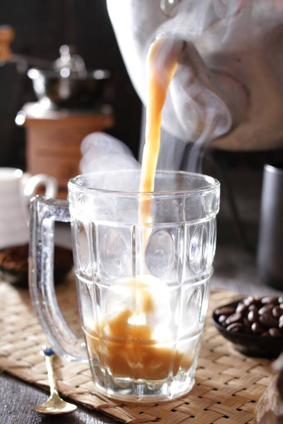 людина наливає каву в скляну чашку - Фото, зображення