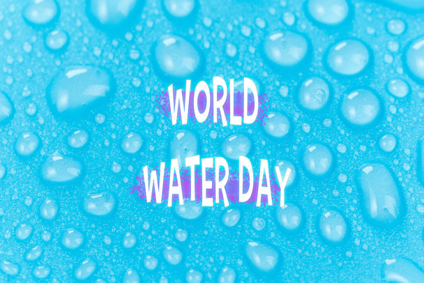 Día Mundial del Agua con gotas de rocío en una superficie azul, haciendo hincapié en la hidratación y la conservación - Foto, Imagen