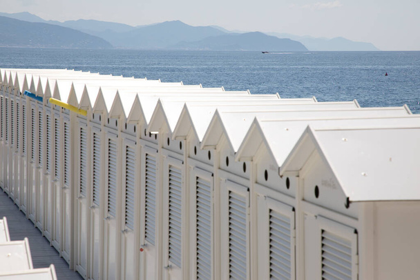 Cabanas de praia em Gênova vestiários de praia cabine branca mar armários em itália - Foto, Imagem