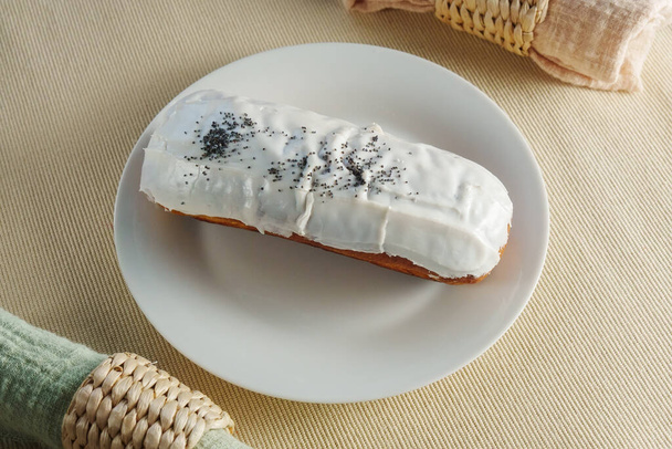 Herkullinen harmonia: taivaallinen donitsi kruunattu hohtavalla valkoisella levyllä - Valokuva, kuva