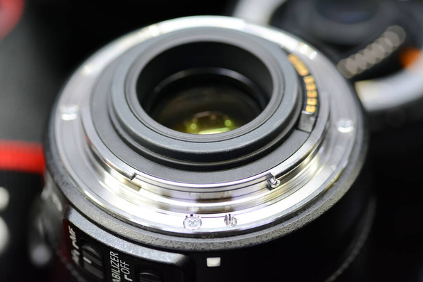 Close-up weergave van een dslr lens contacten en lensbevestiging. de contacten en de montage spelen een cruciale rol bij het vergemakkelijken van de communicatie tussen de camerabehuizing en de verwisselbare lens - Foto, afbeelding