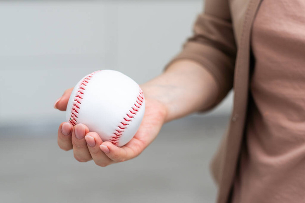Beyaz arka planda izole edilmiş küçük oyuncak beyzbol topu. Yüksek kalite fotoğraf - Fotoğraf, Görsel