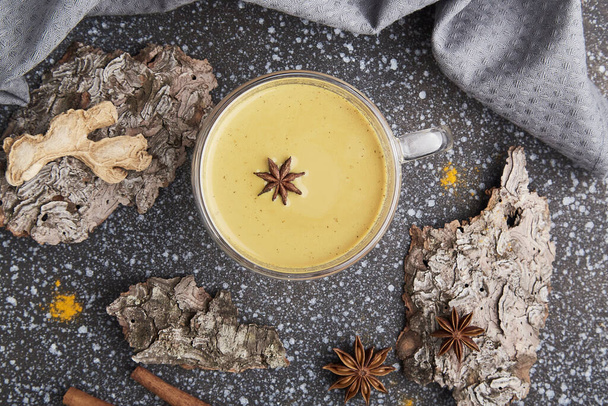 Yıldız anasonlu doğal organik masala çayı, ağaç kabuğunda tarçın. Sağlıklı geleneksel içecek. - Fotoğraf, Görsel