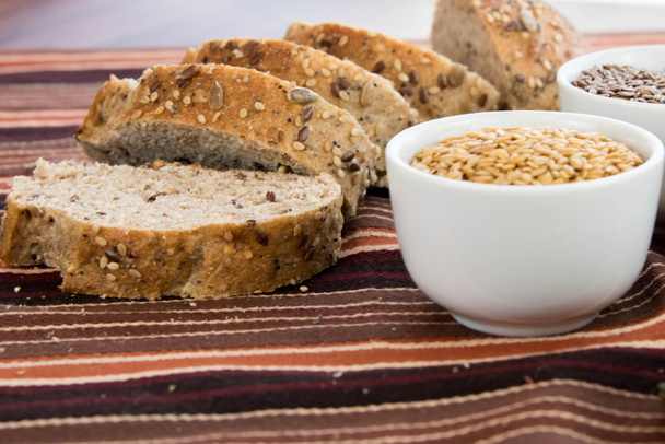 un pain de grains entiers frais cuit au four
 - Photo, image