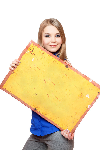 Улыбающаяся молодая женщина позирует с желтой винтажной доской
 - Фото, изображение
