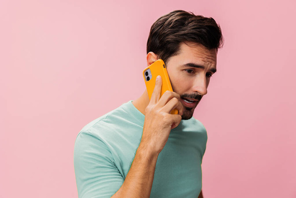 Portré férfi mobil háttér életmód stúdió üzenet rózsaszín üzlet okostelefon gazdaság kereskedő cyberspace boldog kommunikáció blog hallgatói siker üzletember mosoly telefon - Fotó, kép
