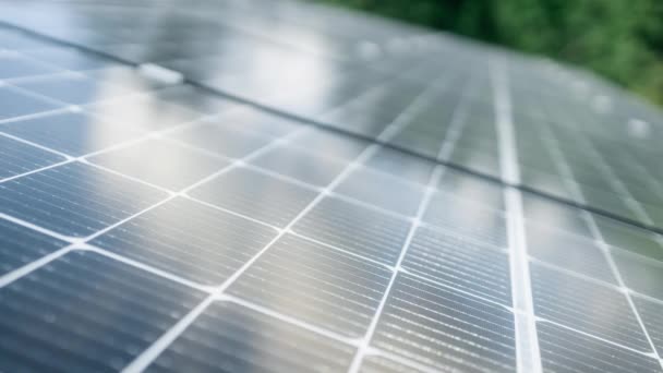 Közelkép a napelemes erőmű ökotechnológiájáról. Napelemek fotovoltaikus erőműben A fenntartható erőforrások és a megújuló energia fogalma.  - Felvétel, videó